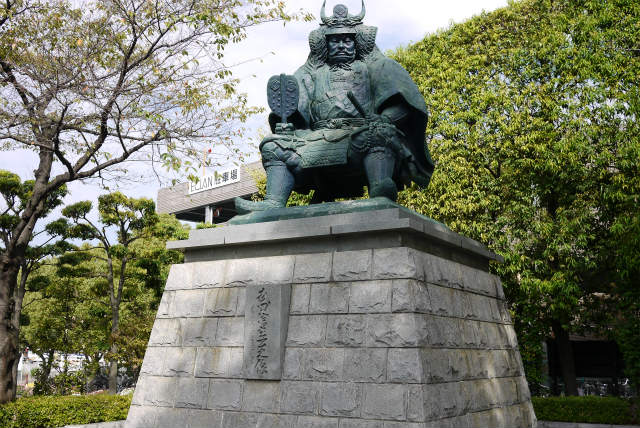 甲府駅　武田信玄の銅像