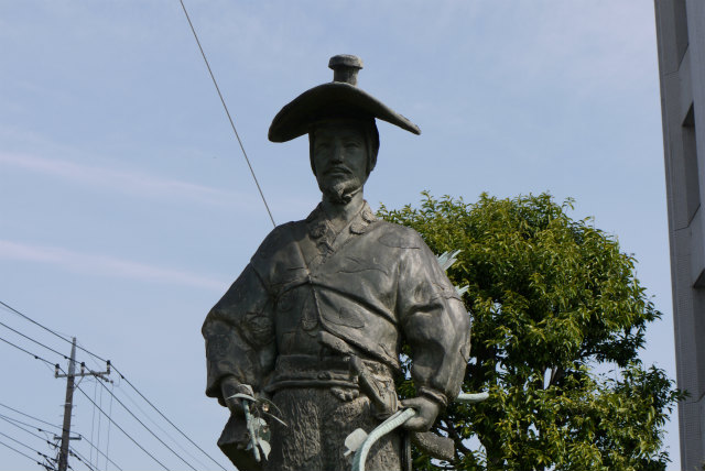 川越市役所　太田道灌の銅像
