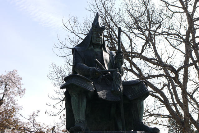 米沢城址の上杉謙信の銅像 武将の銅像と墓参り