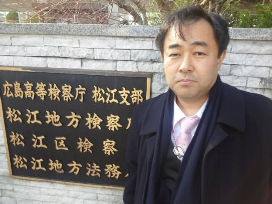 ２月２１日、「維新政党・新風」の鈴木信行代表は、島根県松江市の松江地方検察庁に対して、次期韓国大統領である朴槿惠を出入国管理及び難民認定法違反容疑で告発した。