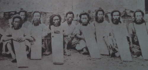 李氏朝鮮時代に首枷をした囚人たち（首の部分だけ穴の開いた板を着装している）