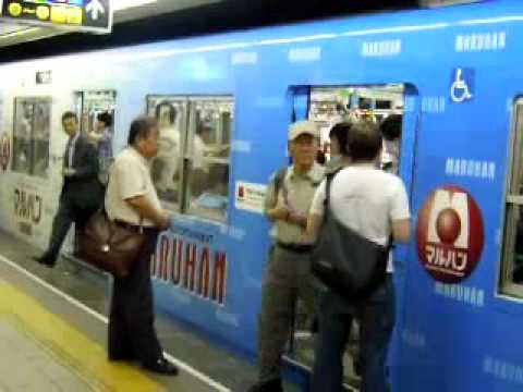 ２０１２年、 大阪市営地下鉄の車両全体を覆うマルハンのラッピング広告について、「射幸心をあおる」と市民が苦情を寄せたが、広告主側が打ち切らないかぎり自動更新される契約のため、マルハンのラッピング広告車