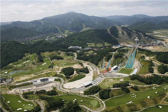 平昌オリンピックのスキージャンプ台、高さが足りなくて鉄筋の塔になってますｗ