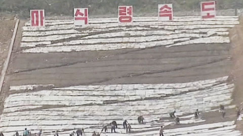 北朝鮮が最近総力を挙げて建設中の北朝鮮の初の大規模なスキー場建設現場を日本のメディアに公開