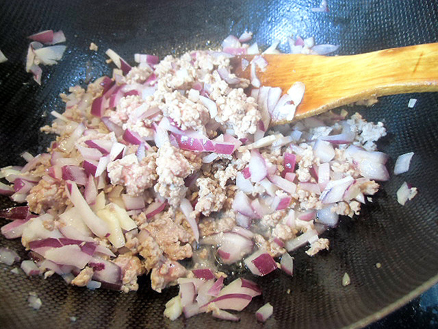 挽肉と玉葱を炒める