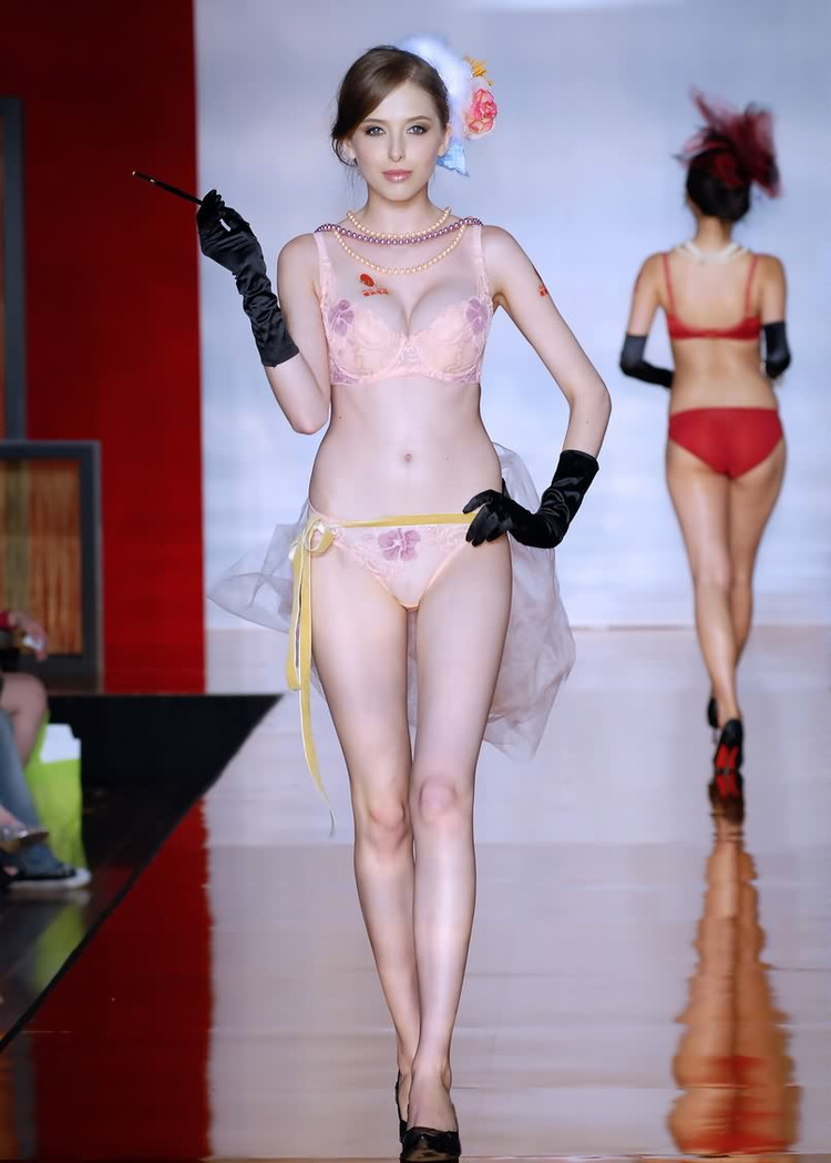エロ　中国ランジェリーショー 中国下着ファッションショーのモデルが結構ピンキリだった画像 ...