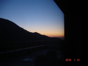二の平渋谷荘の客室からの夜明け