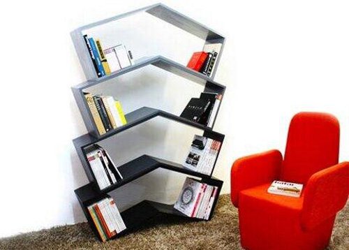 ブックエンドがなくても本が倒れない斬新なデザインの棚