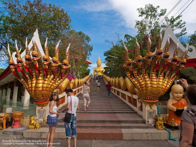 ワット・カオ・プラ・ヤイ(Wat Khao Phra Yai)の入口