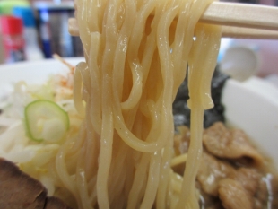 東横笹口　肉ﾗｰﾒﾝ　麺