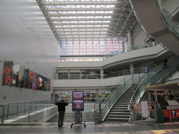 文京シビックセンター1階ロビー。天井の高い開放的な空間が広がる。