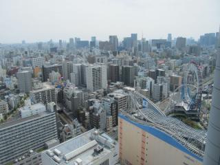 南東方向には日本橋・大手町のオフィスビル。手前に見えるのは東京ドームシティ。