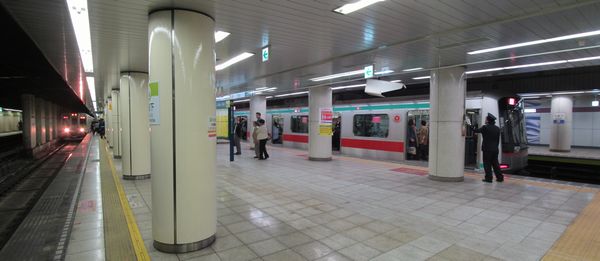 九段下駅で顔を合わせる都営新宿線10-000形と東急田園都市線5000系