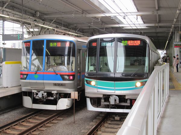 目黒～白金高輪間で線路を共有する都営三田線の6300形（左）と東京メトロ南北線9000系（右）